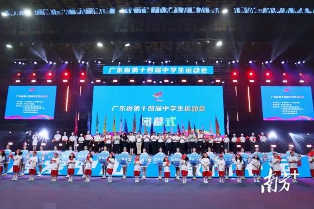 闭幕仪式,全场大合唱。 南方+ 叶志文 摄 闭幕仪式,全场大合唱。 南方+ 叶志文 摄