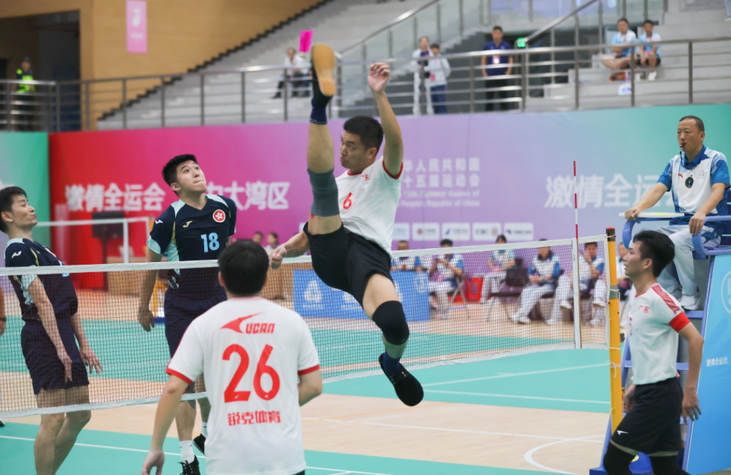 8月20日上午,十五运会群众比赛毽球项目决赛现场,广东乙组男队 VS 香港乙组男队。肇庆市融媒体中心记者 刘春林 摄