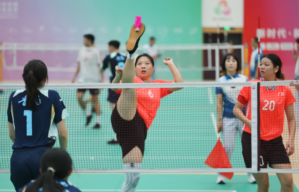 8月20日上午,十五运会群众比赛毽球项目决赛现场,广东甲组女队 VS 香港甲组女队。肇庆市融媒体中心记者 刘春林 摄