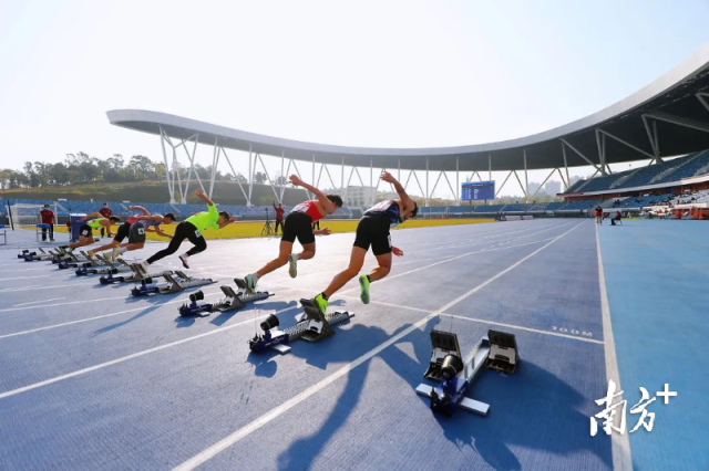 众多父母一起带着孩子来参加欢乐跑。南方日报记者 姚志豪 摄