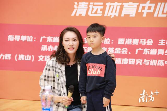 在活动现场，谢杏芳与小球迷进行交流、合影。陈立楷 摄