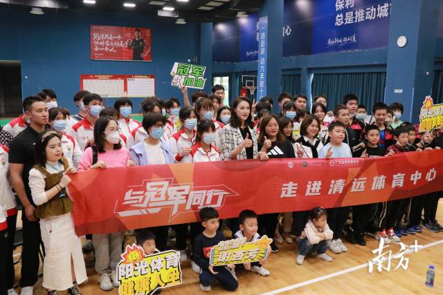 谢杏芳与现场观众们和工作人员合影留念，陈立楷 摄