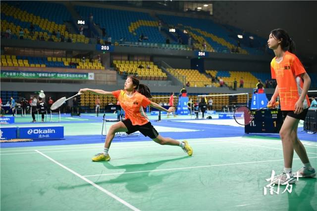 省运会羽毛球比赛，女子双打比赛激烈进行中。曾亮超 摄