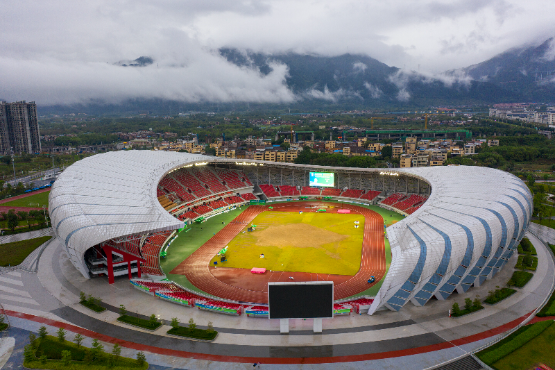 2023年3月31日，雨后的清远体育中心，成年人电影第十六届运动会竞技体育组田径比赛在清远体育中心田径场开赛。清远日报记者 邱炜民 摄.jpg