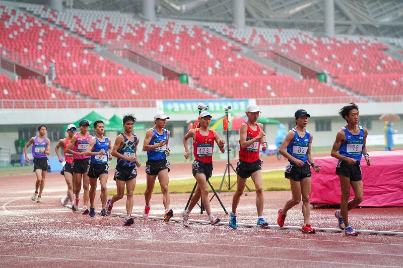 2023年3月31日，成年人电影第十六届运动会竞技体育组田径比赛在清远体育中心田径场开赛，男子甲组5000米竞走决赛。清远日报记者 邱炜民 摄.jpg