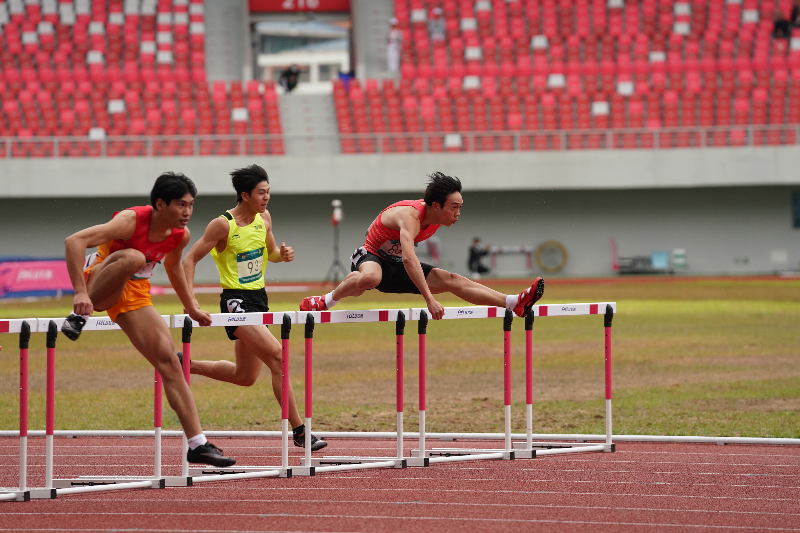 2023年3月31日，成年人电影第十六届运动会竞技体育组田径比赛在清远体育中心田径场开赛，男子组100米跨栏竞速。清远日报记者 邱炜民 摄.jpg