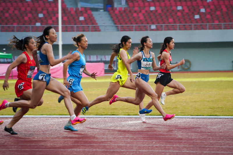 2023年3月31日，成年人电影第十六届运动会竞技体育组田径比赛在清远体育中心田径场开赛，运动员进行女子100米决赛。清远日报记者 邱炜民 摄 2.jpg