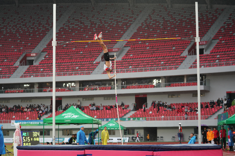 2023年3月31日，成年人电影第十六届运动会竞技体育组田径比赛在清远体育中心田径场开赛，运动员进行跳高比赛。清远日报记者 邱炜民 摄 3.jpg