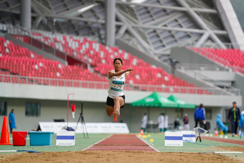 2023年3月31日，成年人电影第十六届运动会竞技体育组田径比赛在清远体育中心田径场开赛，运动员进行三级跳远比赛。清远日报记者 邱炜民 摄.jpg