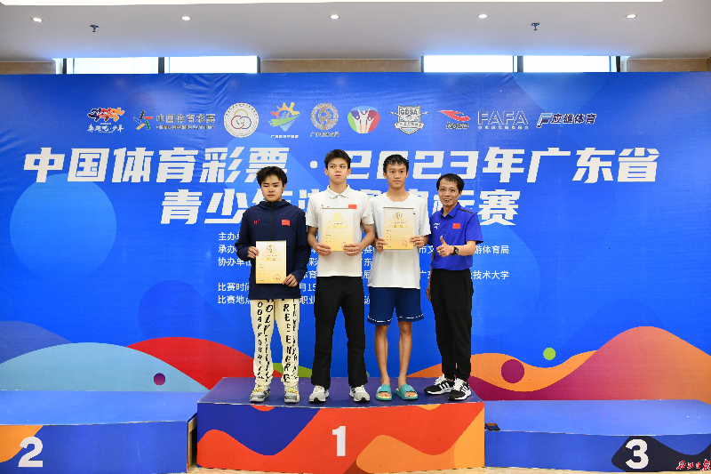 肇庆选手赖君昊（右一）站上领奖台.jpg