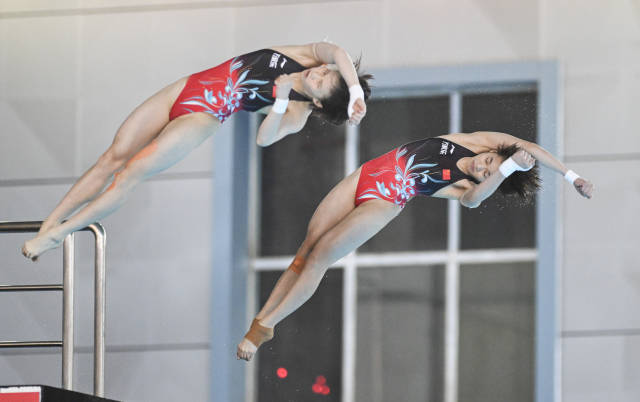 11月26日，全红婵（右）/陈芋汐在比赛中。新华社发