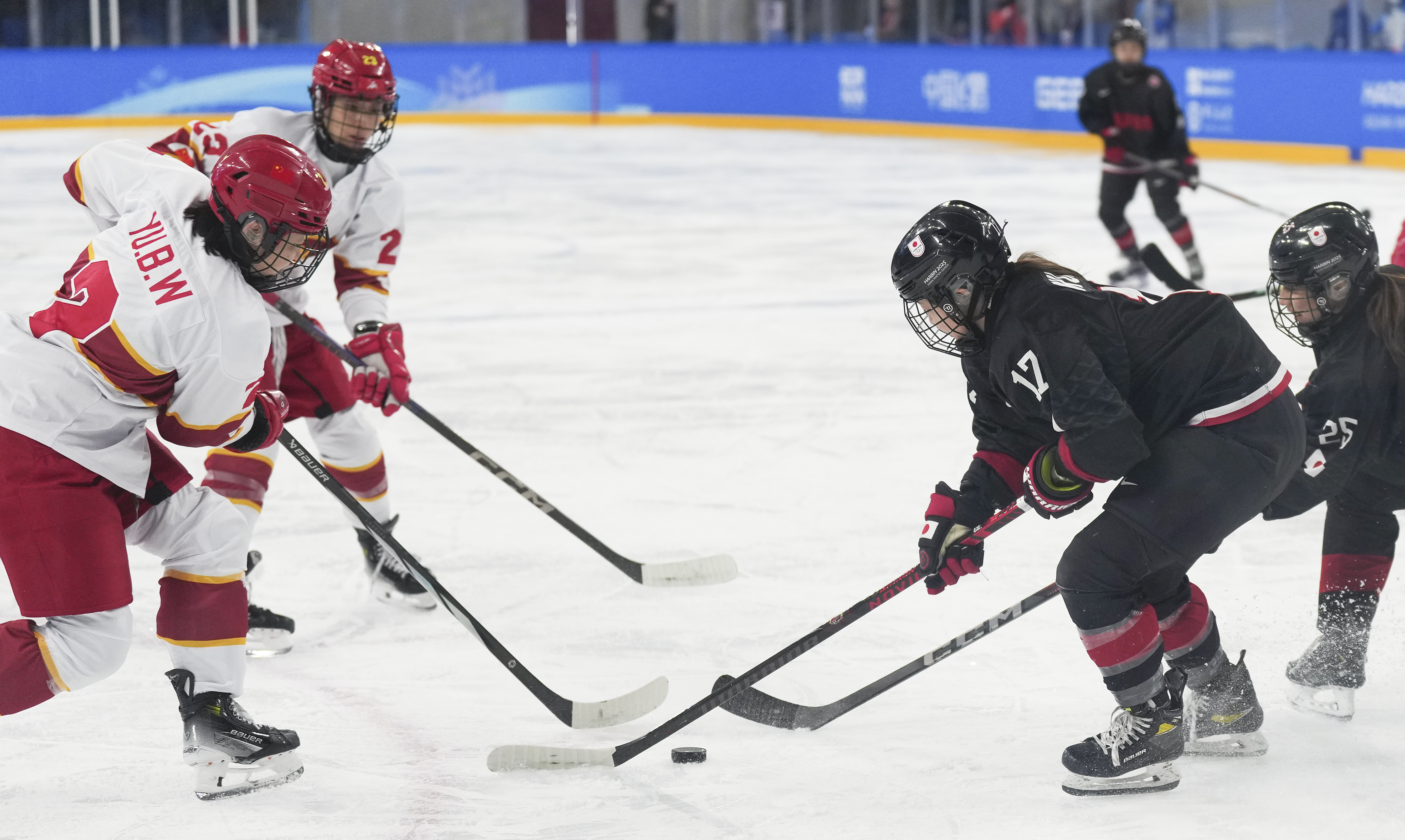 （亚冬会）冰球——女子小组赛：中国队对阵日本队+XxjpseC007490_20250214_PEPFN0A001.JPG