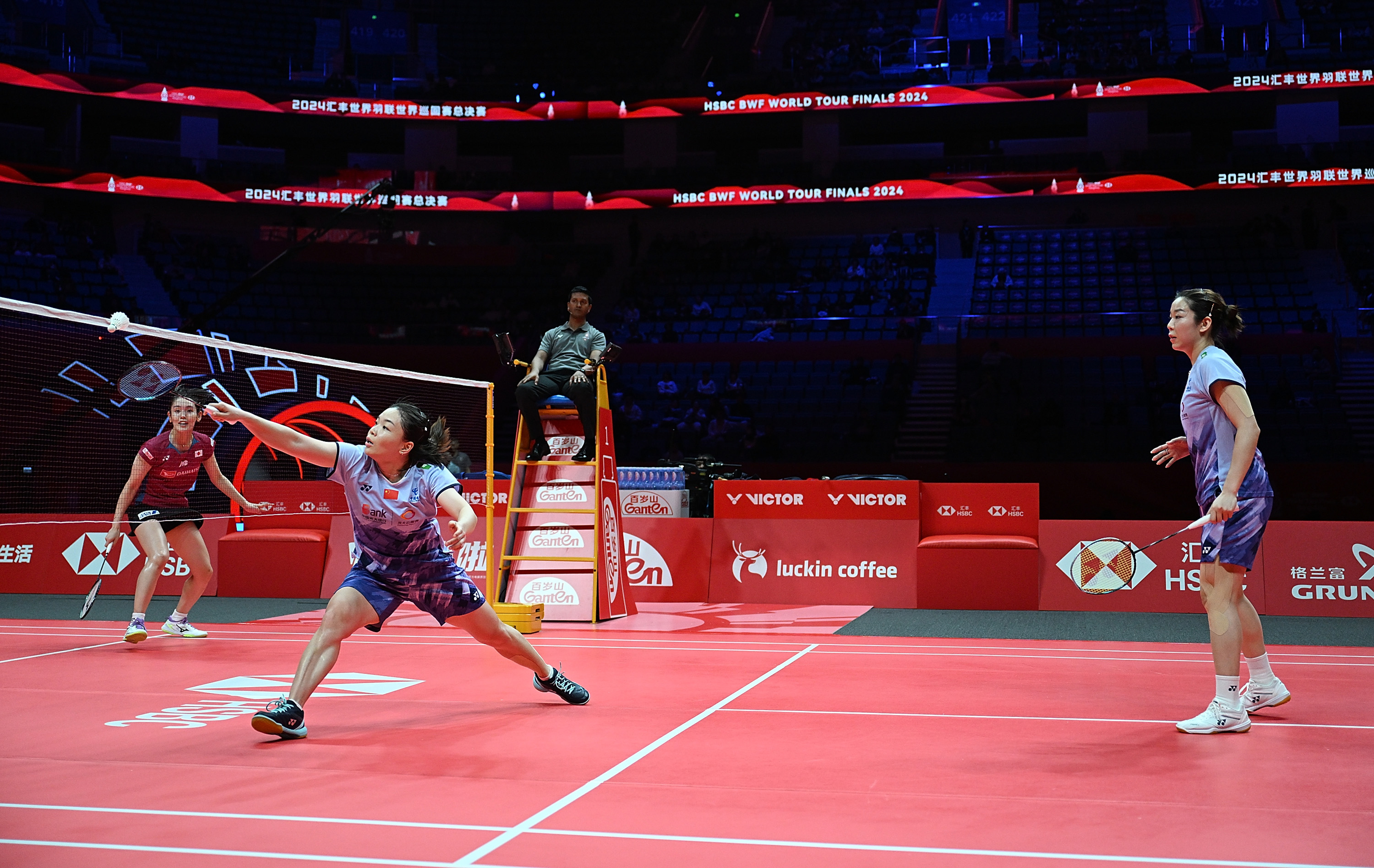 （体育）（4）羽毛球——世巡赛总决赛：陈清晨_贾一凡胜岩永铃_中西贵映XxjpseC007206_20241211_PEPFN0A001.JPG