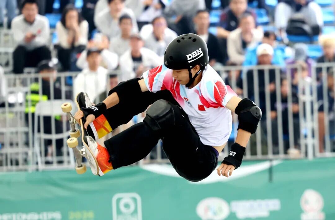 #（体育）（1）滑板——亚锦赛：陈烨获男子碗池冠军XxjpseC000490_20260412_PEPFN0A001.JPG